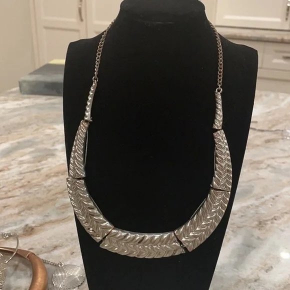 Statement collar - Picture 2 of 3